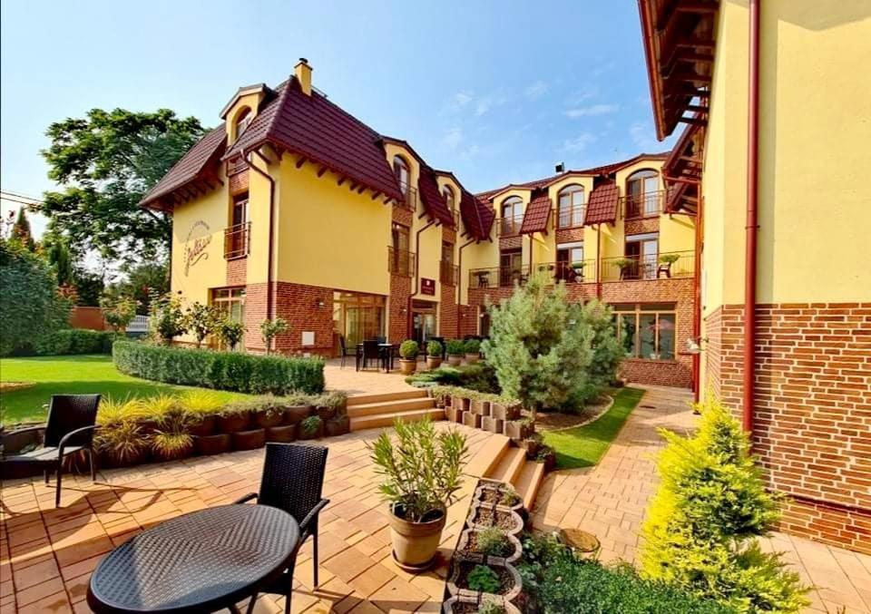 Jolan Pension & Restaurant Cicov Exterior photo